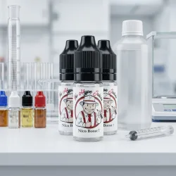 Boosters de nicotine Nico Boost The Hype Juices sur une table en marbre pour DIY