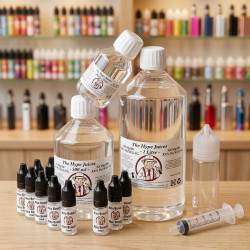 Pack base nicotinée The Hype Juices sur un plan de travail DIY avec seringue et flacon