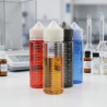 Flacons Unicorn gradués remplis d'e-liquide sur un plan de travail DIY